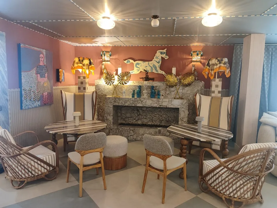Ambiente de estar com parede terracota, lareira e mobiliário