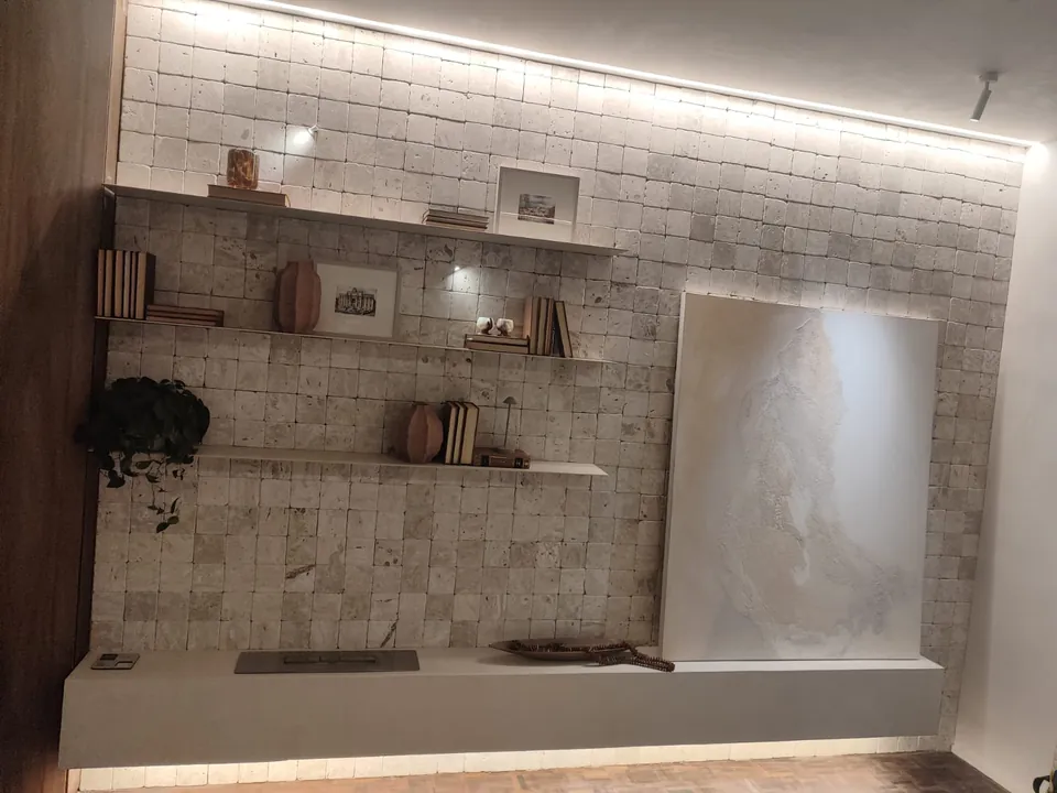 Suíte com parede de pedra, nichos e janela em arco